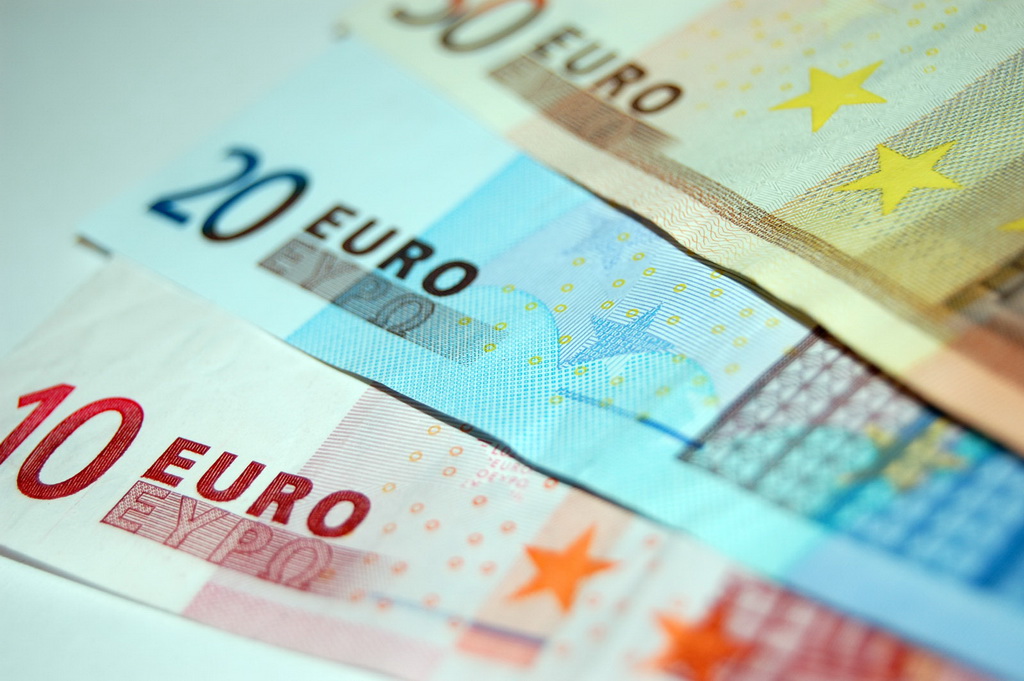 Dinar i dalje stabilan, srednji kurs 117,6300