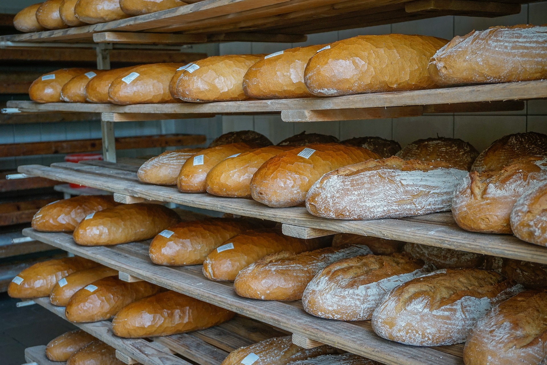 Хлеб сеть магазинов. Хлебобулочные изделия на прилавке. Батон хлеба. Украшение хлебобулочных изделий. Булочные изделия ассортимент.