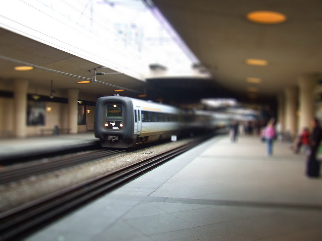 черный поезд со звездой. Leaving the station. келли северайд. Leave by train. Train left.